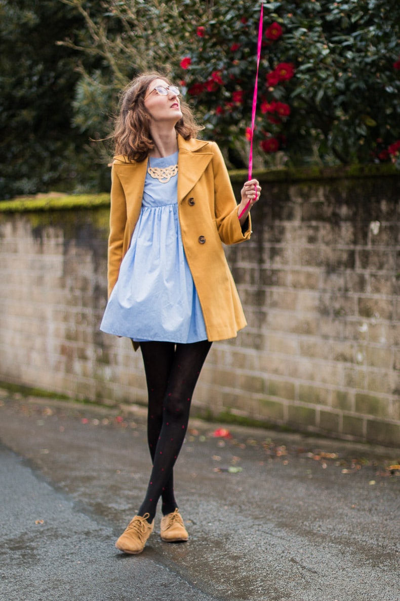 Tenue Zara Robe Bleue Caban Jaune Asos