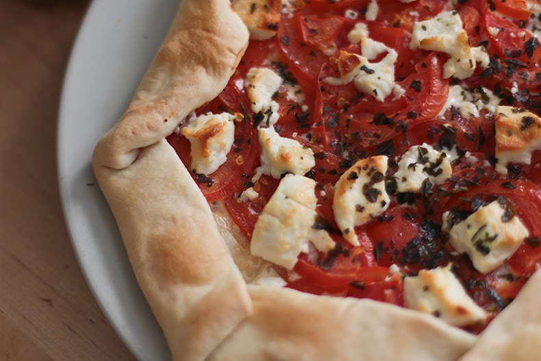 Tarte aux tomates, chèvre frais et filet de miel