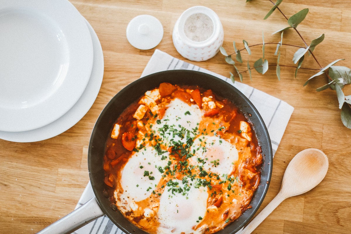 Shakshuka israélienne : œufs pochés, tomates & féta