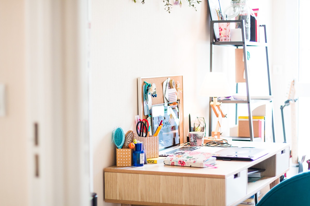 Sur mon bureau : des fleurs & du rangement