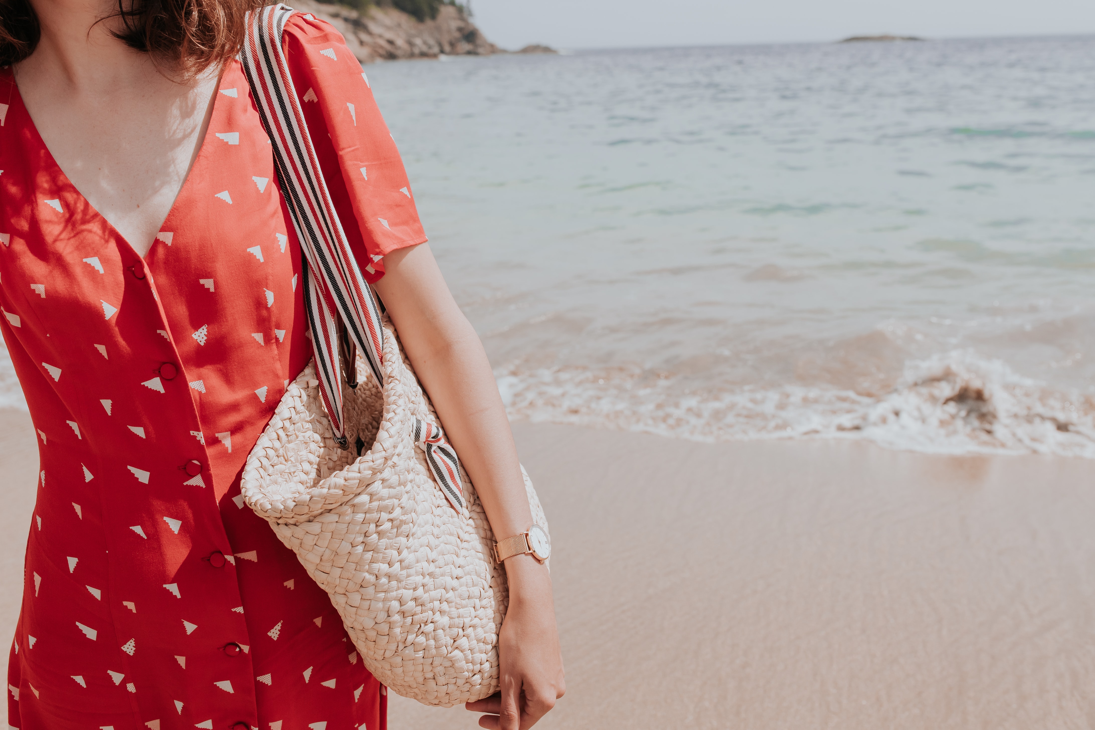 Les pieds dans l’eau dans ma robe rouge